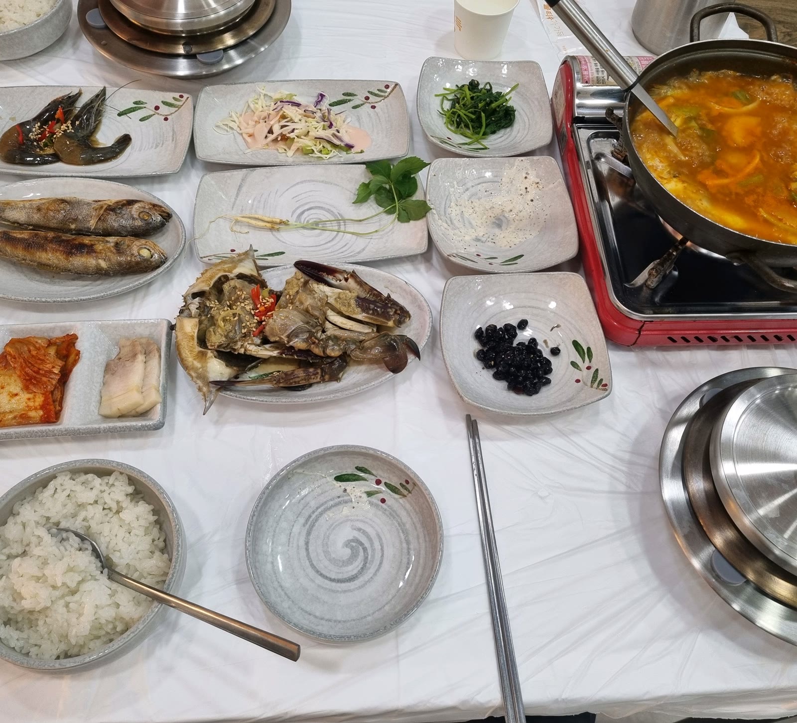 굴비정식 한 상 전경, 조기구이와 간장게장, 새우장, 조기매운탕 전골까지 차려진 테이블
