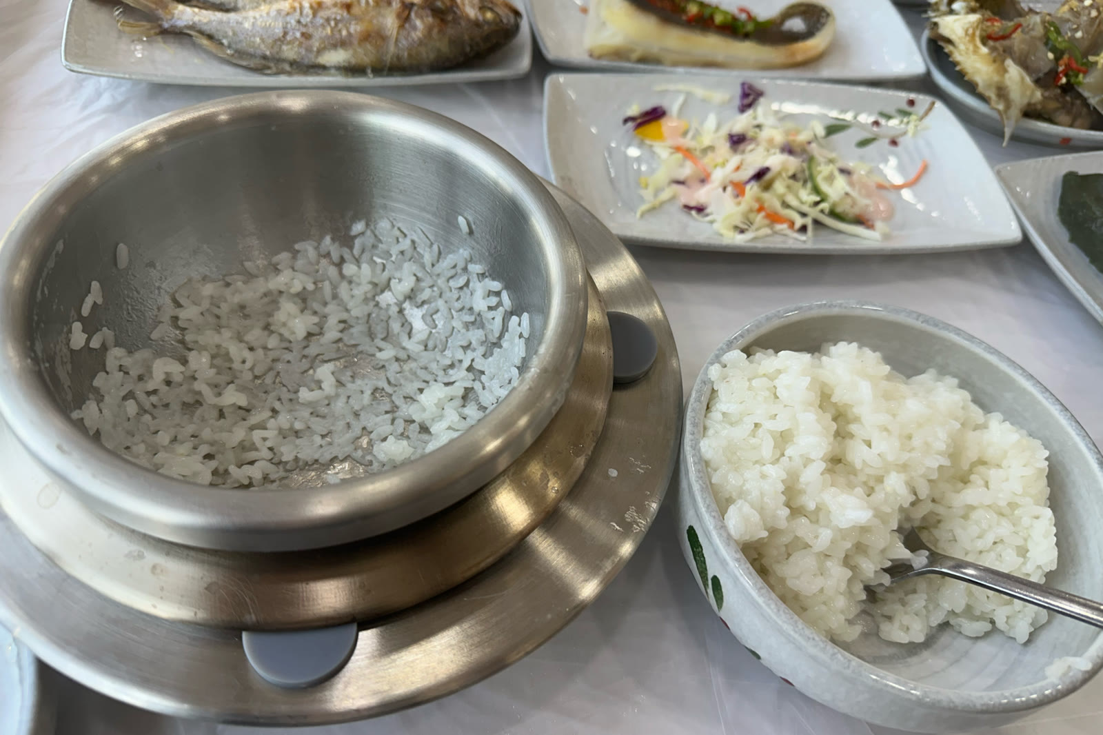1인 돌솥밥과 공기에 덜어낸 밥, 솥에 남은 누룽지
