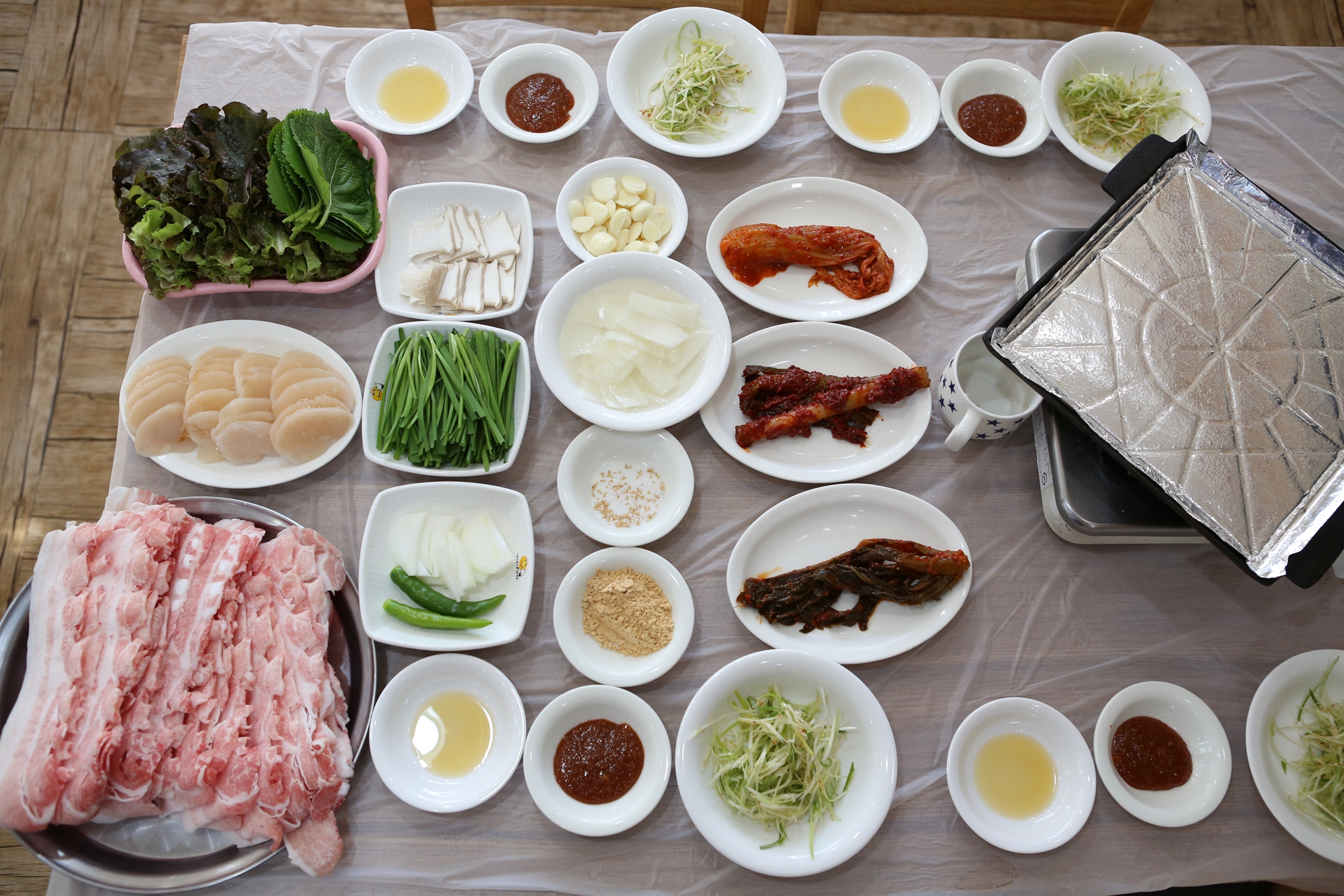 한려식당 기본 상차림, 쌈채소와 관자, 대패삼겹살, 밑반찬 한 상