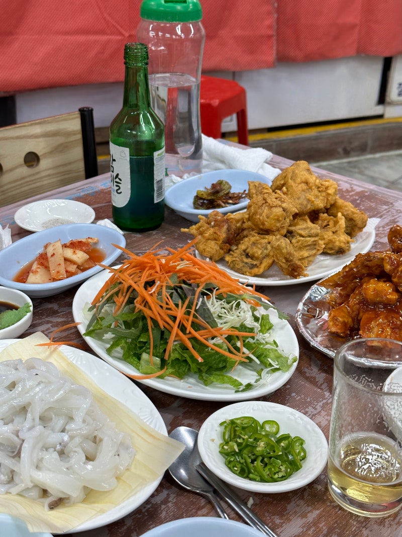 우정통닭 후라이드 통닭과 산오징어회, 양념치킨이 함께 차려진 한 상