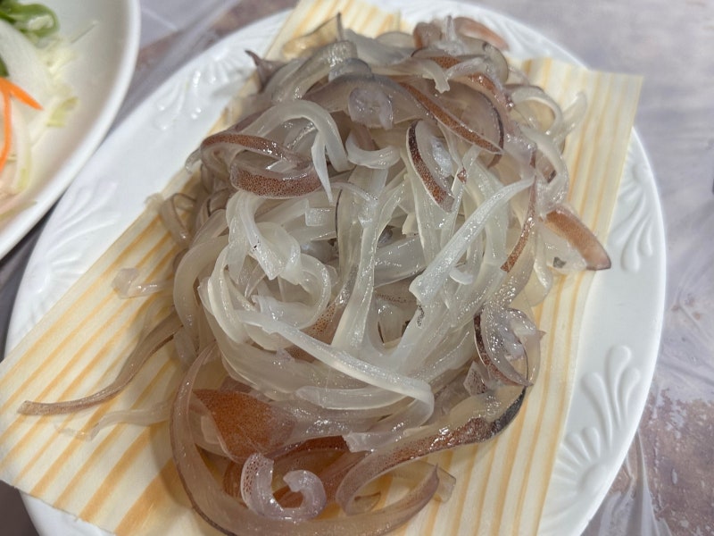 나무 판에 올려 나오는 우정통닭 산오징어회