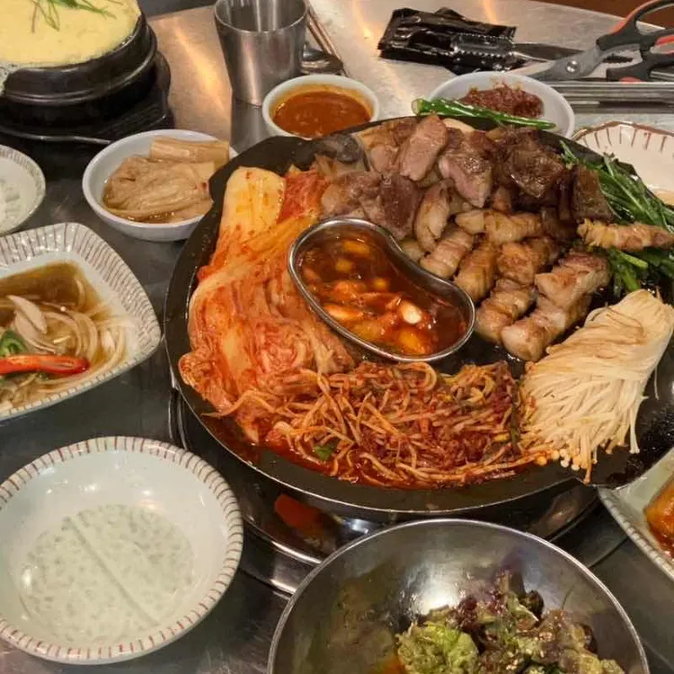 무안갈낙탕의 한우불낙과 갈낙탕 한 상, 낙지와 고기를 함께 차린 모습