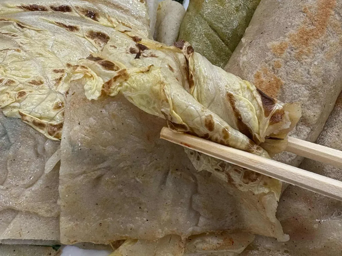 동강맛집의 배추전과 메밀전병을 한 접시에 담은 영월 서부시장 먹거리