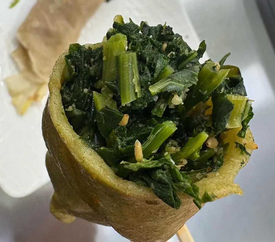 동강맛집의 나물을 넣어 부친 메밀전병 속을 보여 주는 모습