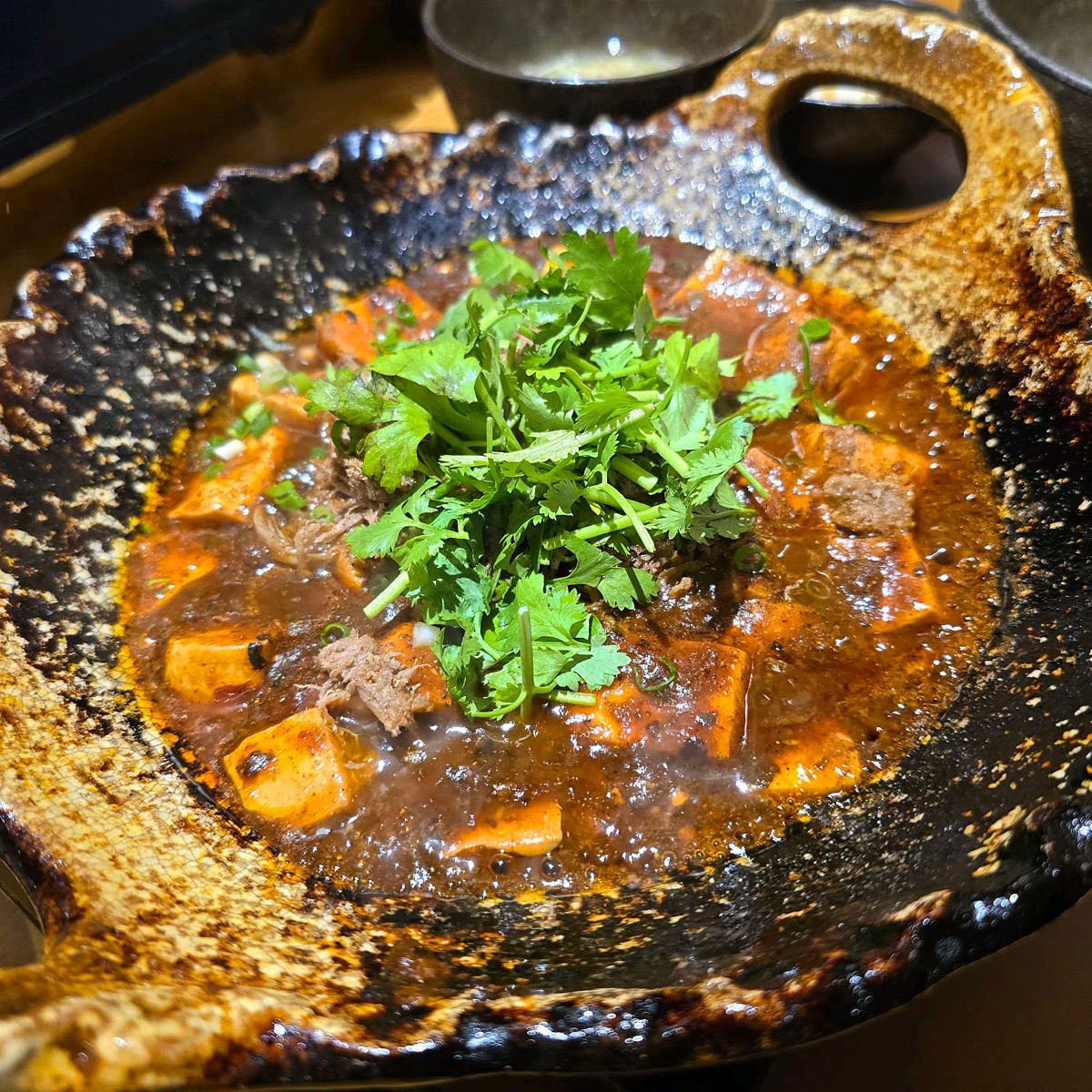 300도로 달군 만고야끼 냄비에 끓고 있는 마파두부