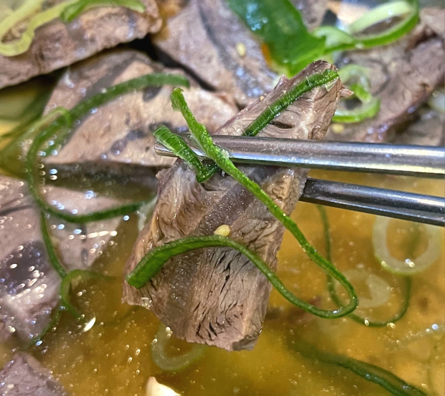 모아냉면 물냉면 육수와 고기 고명 클로즈업