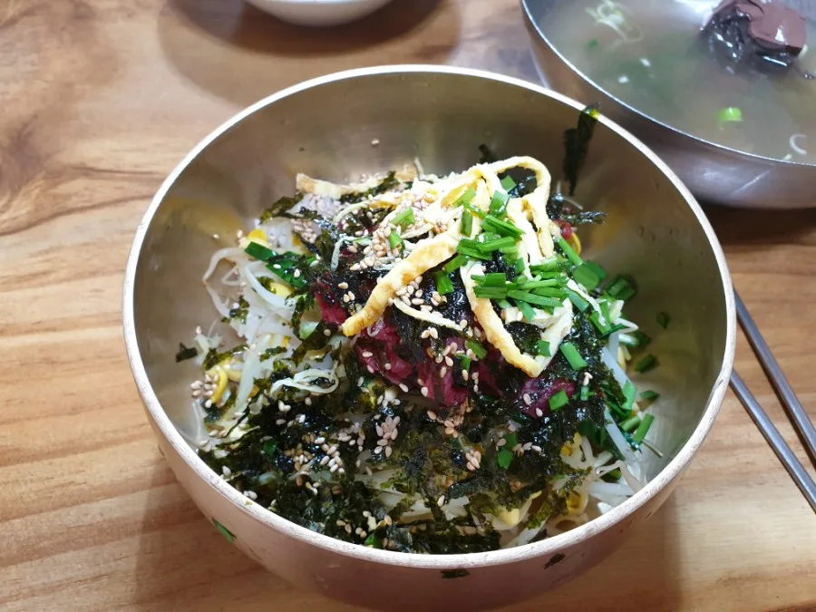 화랑식당 육회비빔밥과 곁들여 나오는 선짓국