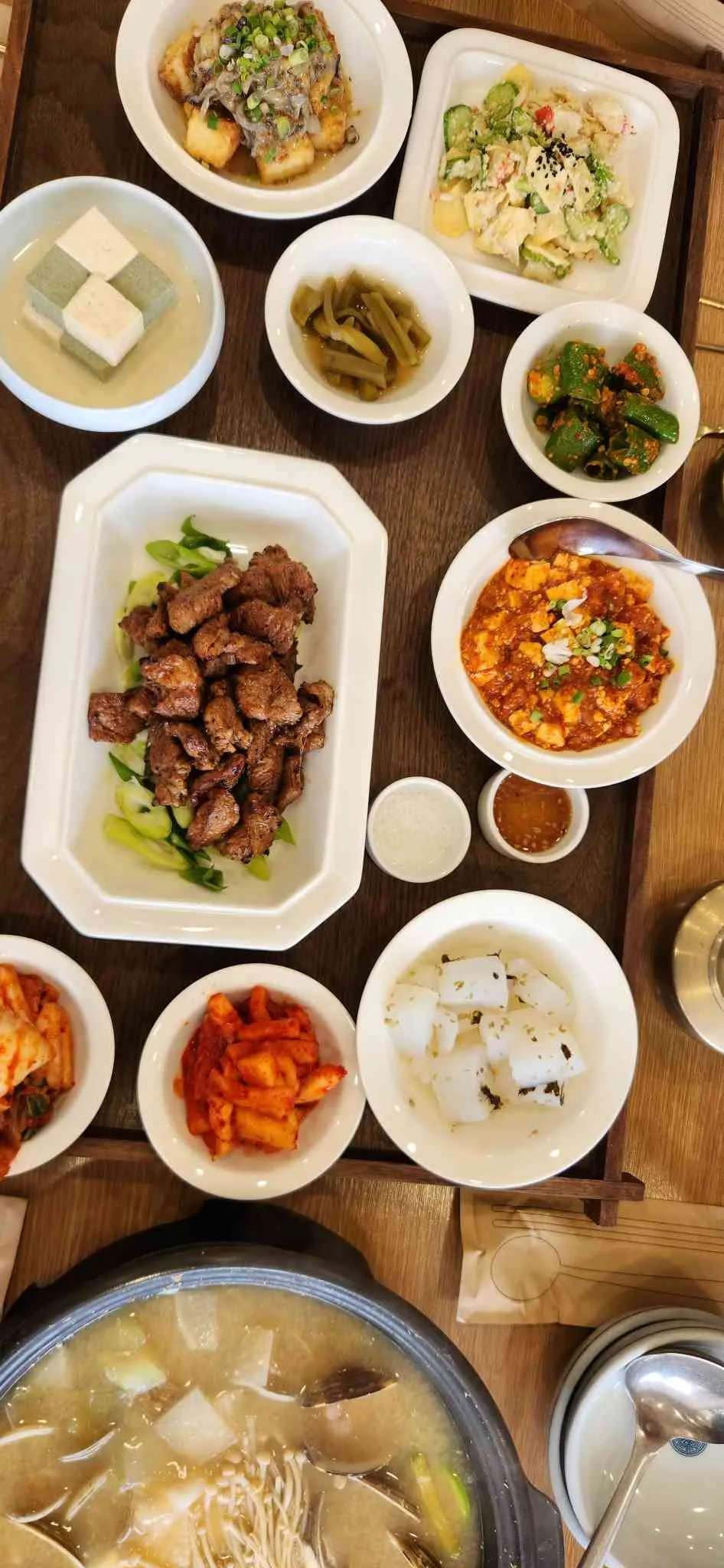 온유담의 두부 한상과 순두부 전골 등 반찬 구성