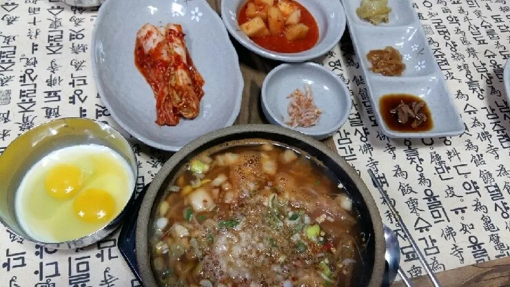 삼번집 콩나물국밥과 함께 차려지는 김치·반찬과 수란