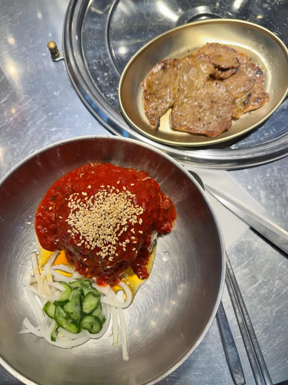미숯랭의 구운 고기와 함께 나오는 비빔국수 한 그릇