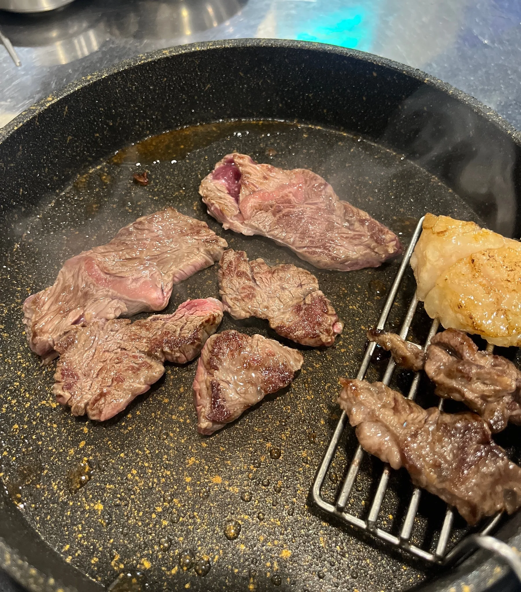 한우정육소 용두동직영점 불판 위 한우 구이