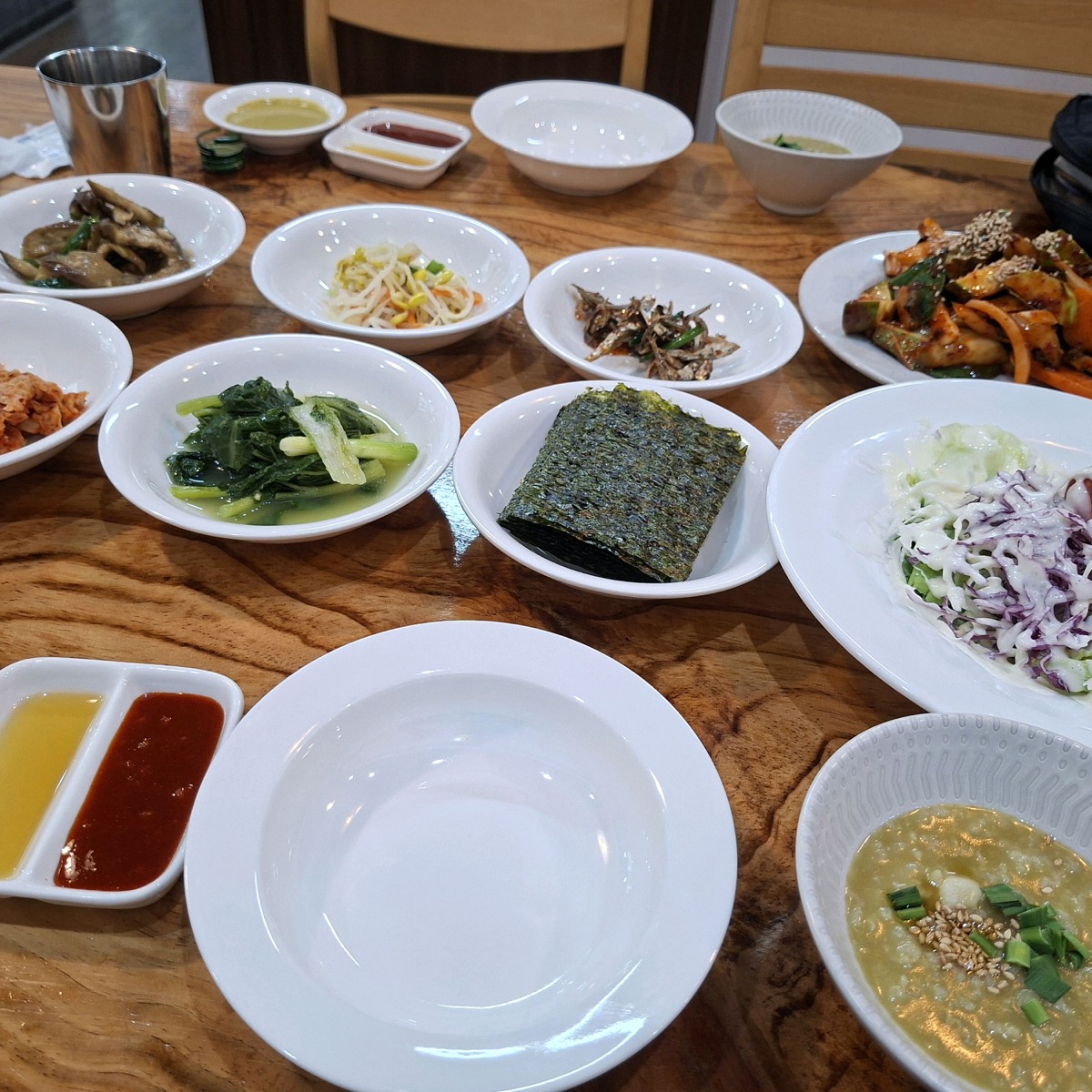 송호전복 밑반찬 상차림, 나물과 젓갈 반찬이 깔린 테이블