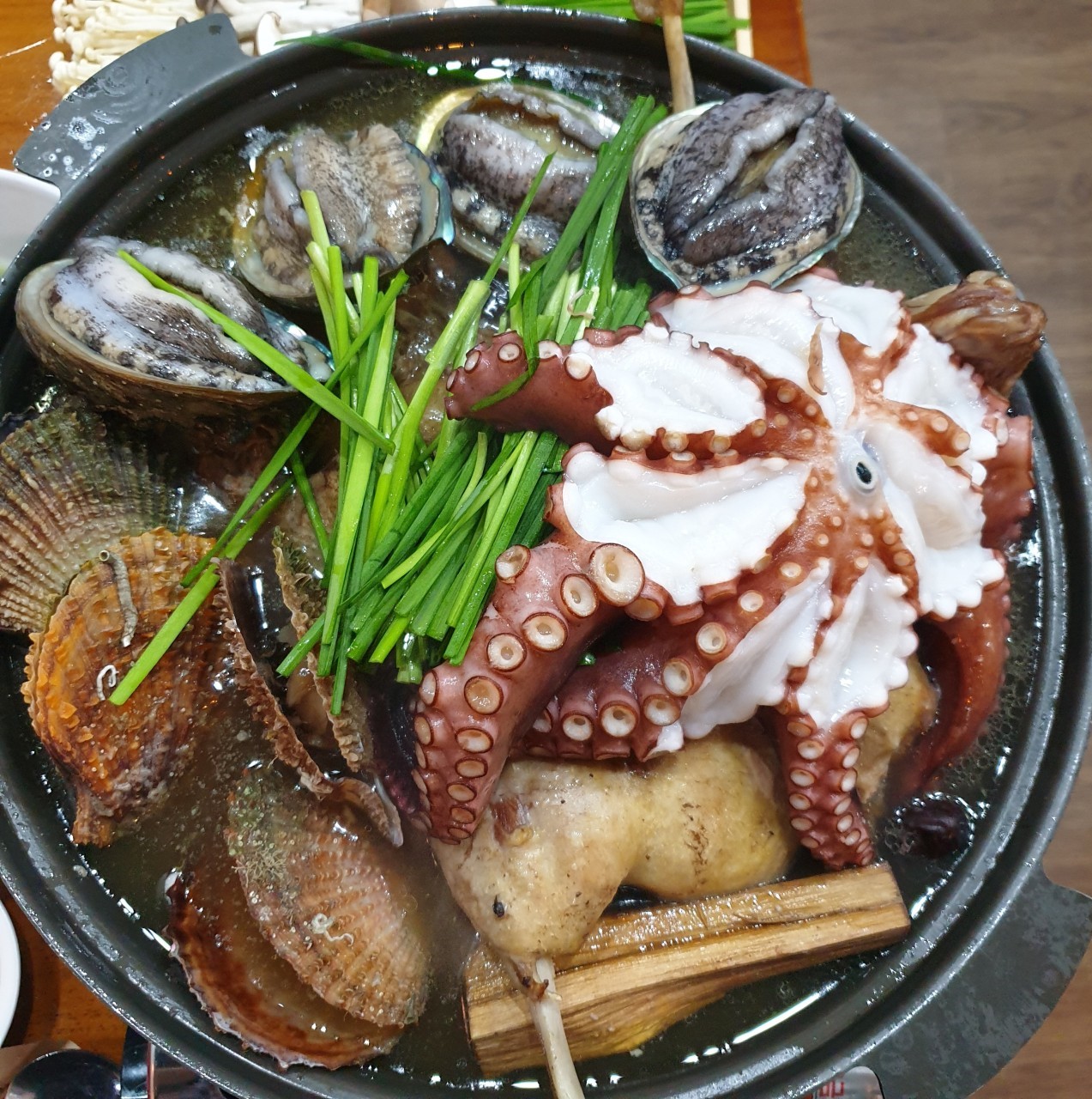 송호전복 해신탕, 전복과 문어 한 마리가 통째로 올라간 보양탕