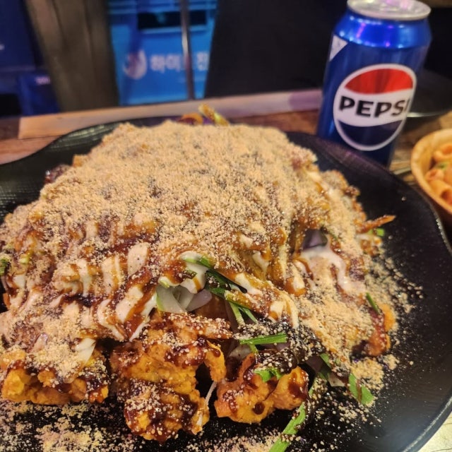 테이블에 놓인 부추양파닭과 콜라