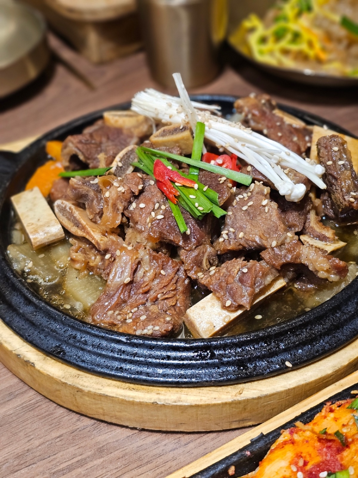철판에 올려 나오는 부드러운 소갈비찜