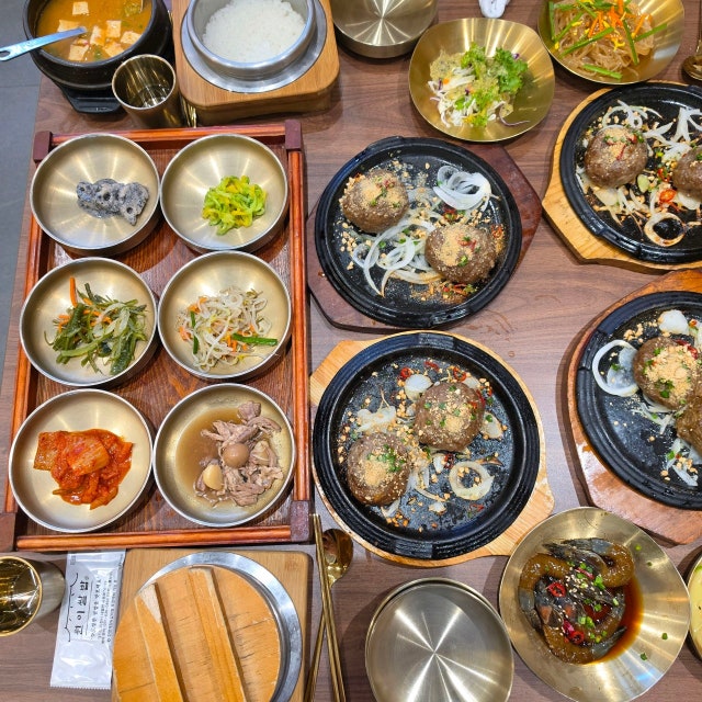 유기 그릇에 정갈하게 차려진 원이쌀밥 정식 상차림